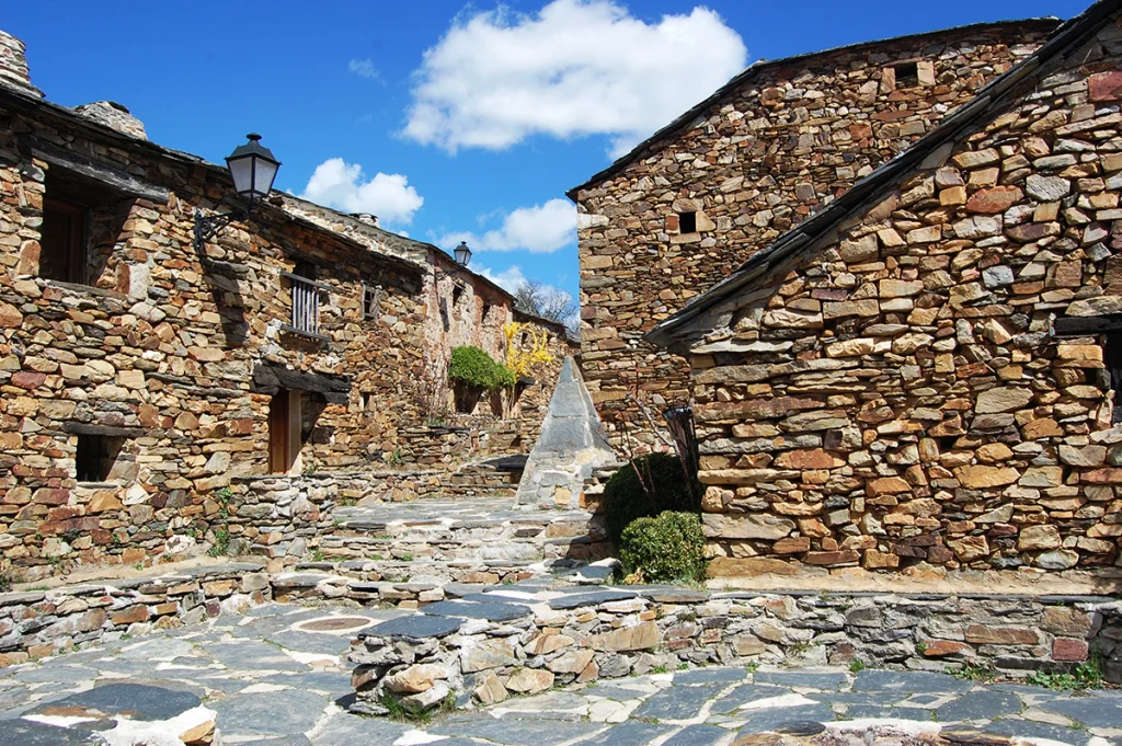 casas rehabilitadas pizarra en umbralejo sierra norte guadalajara